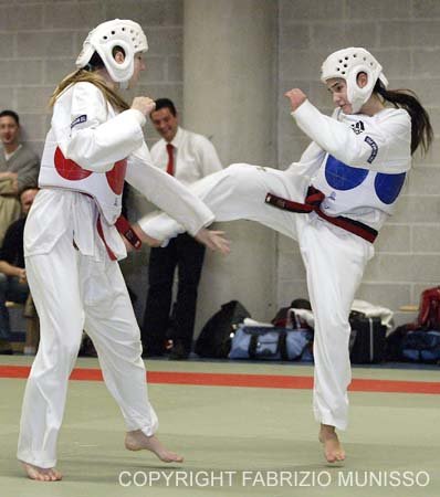 CRELO J - CRELO V TAEKWONDO 05[1].12.2004 8470